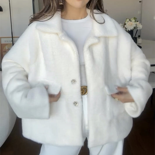 Manteau en fausse fourrure au style chic et raffiné