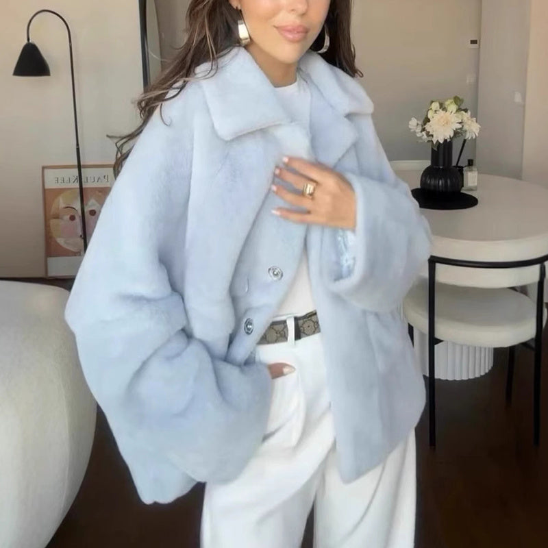 Manteau en fausse fourrure au style chic et raffiné