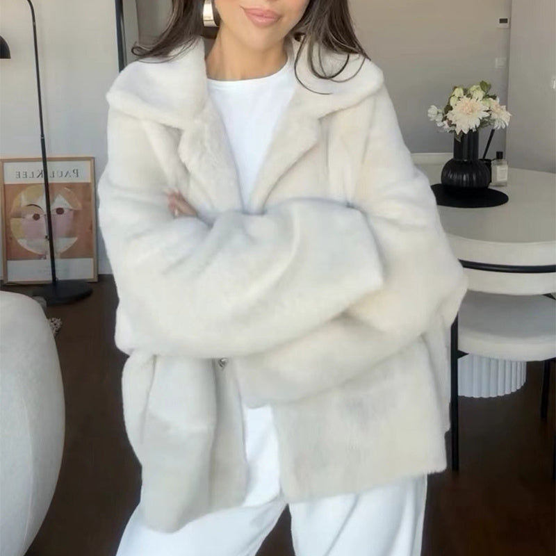 Manteau en fausse fourrure au style chic et raffiné